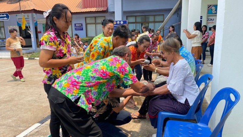 วันที่ 11 เมษายน 2567 เทศบาลตำบลปักธงชัย ได้จัดกิจกรรมรดน้ำดำหัว เพื่อเป็นการแสดงออกถึงความกตัญญูกตเวทีของผู้น้อยและขอขมาลาโทษที่ผู้น้อยอาจเคยล่วงเกินผู้ใหญ่ อีกทั้งเป็นการขอพรเพื่อความเป็นสิริมงคล ณ หอประชุมเทศบาลตำบลปักธงชัย