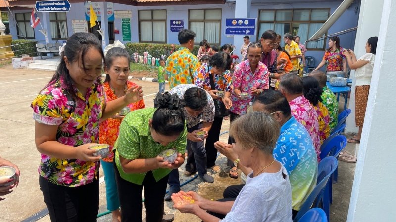 วันที่ 11 เมษายน 2567 เทศบาลตำบลปักธงชัย ได้จัดกิจกรรมรดน้ำดำหัว เพื่อเป็นการแสดงออกถึงความกตัญญูกตเวทีของผู้น้อยและขอขมาลาโทษที่ผู้น้อยอาจเคยล่วงเกินผู้ใหญ่ อีกทั้งเป็นการขอพรเพื่อความเป็นสิริมงคล ณ หอประชุมเทศบาลตำบลปักธงชัย