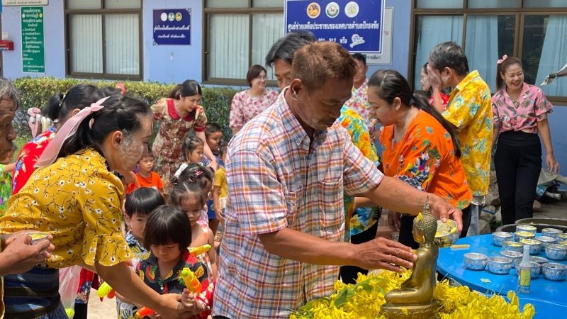 วันที่ 11 เมษายน 2567 เทศบาลตำบลปักธงชัย ได้จัดกิจกรรมรดน้ำดำหัว เพื่อเป็นการแสดงออกถึงความกตัญญูกตเวทีของผู้น้อยและขอขมาลาโทษที่ผู้น้อยอาจเคยล่วงเกินผู้ใหญ่ อีกทั้งเป็นการขอพรเพื่อความเป็นสิริมงคล ณ หอประชุมเทศบาลตำบลปักธงชัย