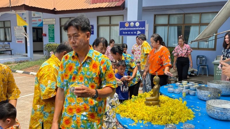 วันที่ 11 เมษายน 2567 เทศบาลตำบลปักธงชัย ได้จัดกิจกรรมรดน้ำดำหัว เพื่อเป็นการแสดงออกถึงความกตัญญูกตเวทีของผู้น้อยและขอขมาลาโทษที่ผู้น้อยอาจเคยล่วงเกินผู้ใหญ่ อีกทั้งเป็นการขอพรเพื่อความเป็นสิริมงคล ณ หอประชุมเทศบาลตำบลปักธงชัย