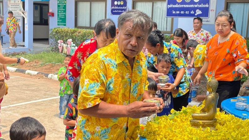 วันที่ 11 เมษายน 2567 เทศบาลตำบลปักธงชัย ได้จัดกิจกรรมรดน้ำดำหัว เพื่อเป็นการแสดงออกถึงความกตัญญูกตเวทีของผู้น้อยและขอขมาลาโทษที่ผู้น้อยอาจเคยล่วงเกินผู้ใหญ่ อีกทั้งเป็นการขอพรเพื่อความเป็นสิริมงคล ณ หอประชุมเทศบาลตำบลปักธงชัย