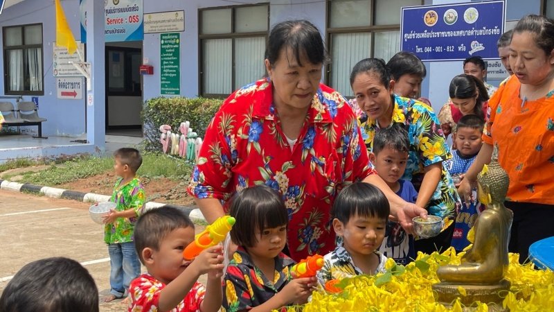 วันที่ 11 เมษายน 2567 เทศบาลตำบลปักธงชัย ได้จัดกิจกรรมรดน้ำดำหัว เพื่อเป็นการแสดงออกถึงความกตัญญูกตเวทีของผู้น้อยและขอขมาลาโทษที่ผู้น้อยอาจเคยล่วงเกินผู้ใหญ่ อีกทั้งเป็นการขอพรเพื่อความเป็นสิริมงคล ณ หอประชุมเทศบาลตำบลปักธงชัย