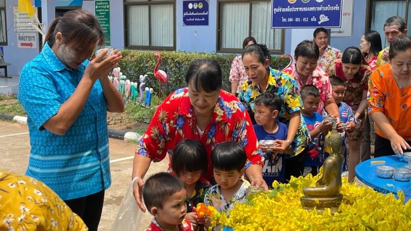 วันที่ 11 เมษายน 2567 เทศบาลตำบลปักธงชัย ได้จัดกิจกรรมรดน้ำดำหัว เพื่อเป็นการแสดงออกถึงความกตัญญูกตเวทีของผู้น้อยและขอขมาลาโทษที่ผู้น้อยอาจเคยล่วงเกินผู้ใหญ่ อีกทั้งเป็นการขอพรเพื่อความเป็นสิริมงคล ณ หอประชุมเทศบาลตำบลปักธงชัย