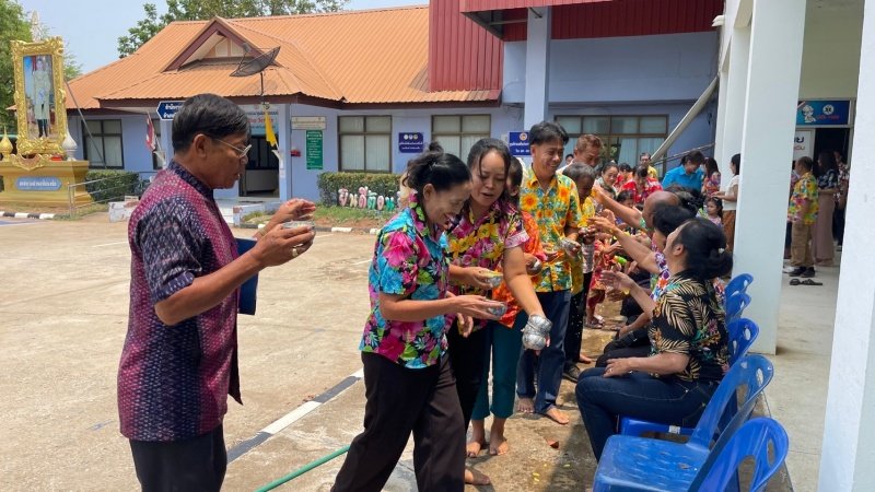 วันที่ 11 เมษายน 2567 เทศบาลตำบลปักธงชัย ได้จัดกิจกรรมรดน้ำดำหัว เพื่อเป็นการแสดงออกถึงความกตัญญูกตเวทีของผู้น้อยและขอขมาลาโทษที่ผู้น้อยอาจเคยล่วงเกินผู้ใหญ่ อีกทั้งเป็นการขอพรเพื่อความเป็นสิริมงคล ณ หอประชุมเทศบาลตำบลปักธงชัย