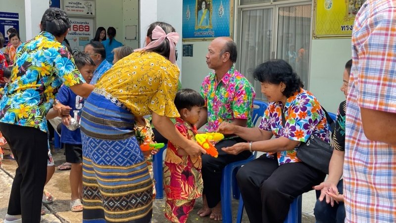 วันที่ 11 เมษายน 2567 เทศบาลตำบลปักธงชัย ได้จัดกิจกรรมรดน้ำดำหัว เพื่อเป็นการแสดงออกถึงความกตัญญูกตเวทีของผู้น้อยและขอขมาลาโทษที่ผู้น้อยอาจเคยล่วงเกินผู้ใหญ่ อีกทั้งเป็นการขอพรเพื่อความเป็นสิริมงคล ณ หอประชุมเทศบาลตำบลปักธงชัย