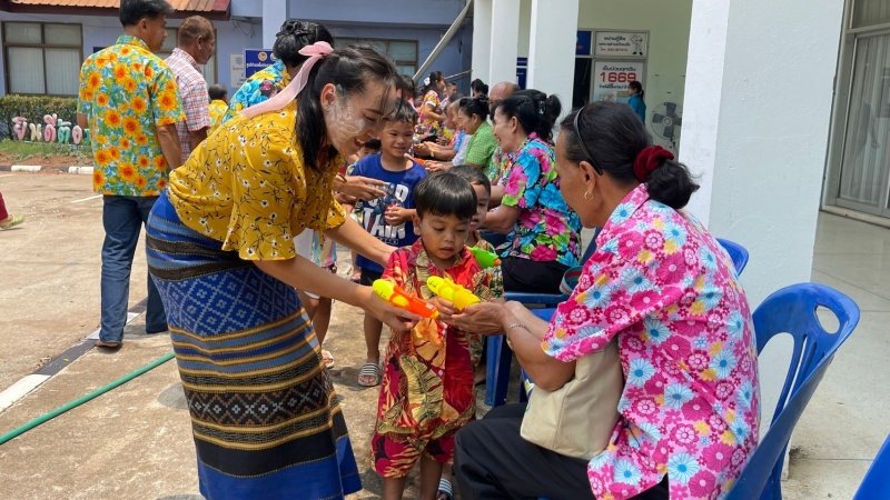 วันที่ 11 เมษายน 2567 เทศบาลตำบลปักธงชัย ได้จัดกิจกรรมรดน้ำดำหัว เพื่อเป็นการแสดงออกถึงความกตัญญูกตเวทีของผู้น้อยและขอขมาลาโทษที่ผู้น้อยอาจเคยล่วงเกินผู้ใหญ่ อีกทั้งเป็นการขอพรเพื่อความเป็นสิริมงคล ณ หอประชุมเทศบาลตำบลปักธงชัย