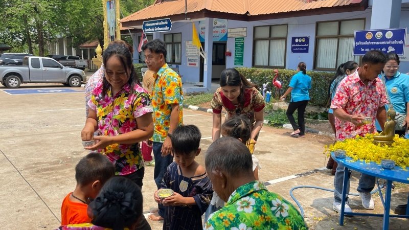 วันที่ 11 เมษายน 2567 เทศบาลตำบลปักธงชัย ได้จัดกิจกรรมรดน้ำดำหัว เพื่อเป็นการแสดงออกถึงความกตัญญูกตเวทีของผู้น้อยและขอขมาลาโทษที่ผู้น้อยอาจเคยล่วงเกินผู้ใหญ่ อีกทั้งเป็นการขอพรเพื่อความเป็นสิริมงคล ณ หอประชุมเทศบาลตำบลปักธงชัย