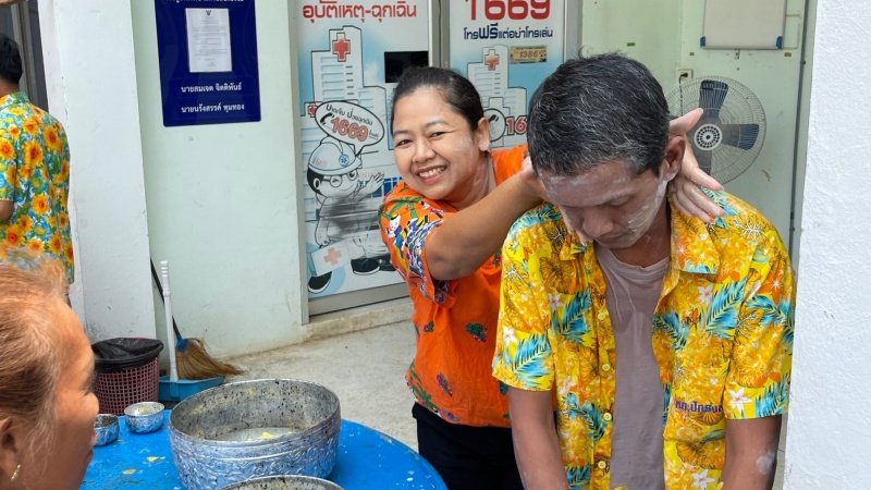 วันที่ 11 เมษายน 2567 เทศบาลตำบลปักธงชัย ได้จัดกิจกรรมรดน้ำดำหัว เพื่อเป็นการแสดงออกถึงความกตัญญูกตเวทีของผู้น้อยและขอขมาลาโทษที่ผู้น้อยอาจเคยล่วงเกินผู้ใหญ่ อีกทั้งเป็นการขอพรเพื่อความเป็นสิริมงคล ณ หอประชุมเทศบาลตำบลปักธงชัย