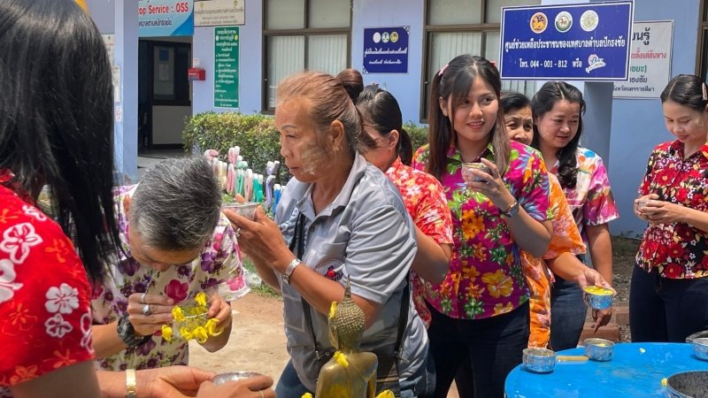 วันที่ 11 เมษายน 2567 เทศบาลตำบลปักธงชัย ได้จัดกิจกรรมรดน้ำดำหัว เพื่อเป็นการแสดงออกถึงความกตัญญูกตเวทีของผู้น้อยและขอขมาลาโทษที่ผู้น้อยอาจเคยล่วงเกินผู้ใหญ่ อีกทั้งเป็นการขอพรเพื่อความเป็นสิริมงคล ณ หอประชุมเทศบาลตำบลปักธงชัย