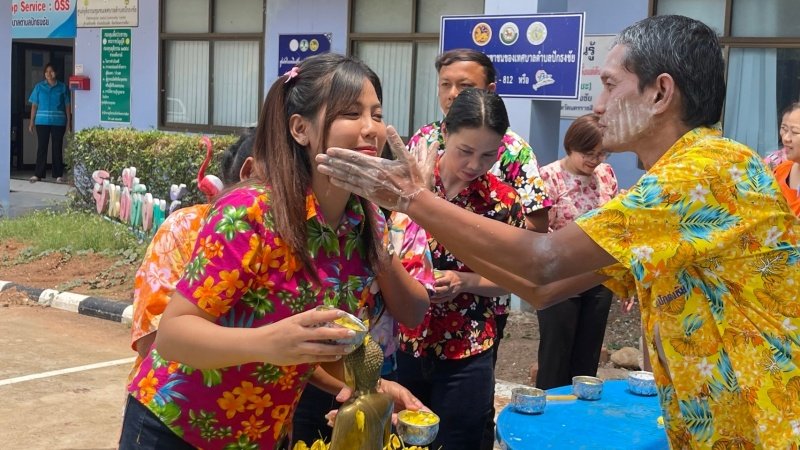 วันที่ 11 เมษายน 2567 เทศบาลตำบลปักธงชัย ได้จัดกิจกรรมรดน้ำดำหัว เพื่อเป็นการแสดงออกถึงความกตัญญูกตเวทีของผู้น้อยและขอขมาลาโทษที่ผู้น้อยอาจเคยล่วงเกินผู้ใหญ่ อีกทั้งเป็นการขอพรเพื่อความเป็นสิริมงคล ณ หอประชุมเทศบาลตำบลปักธงชัย