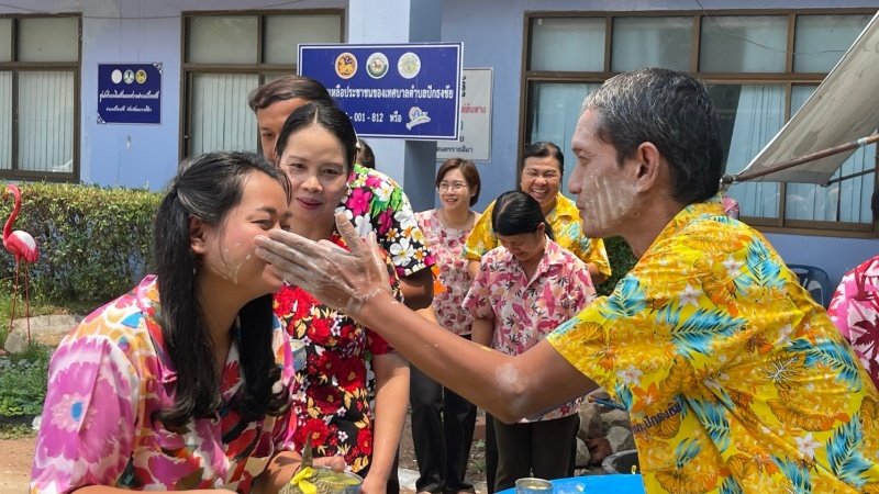 วันที่ 11 เมษายน 2567 เทศบาลตำบลปักธงชัย ได้จัดกิจกรรมรดน้ำดำหัว เพื่อเป็นการแสดงออกถึงความกตัญญูกตเวทีของผู้น้อยและขอขมาลาโทษที่ผู้น้อยอาจเคยล่วงเกินผู้ใหญ่ อีกทั้งเป็นการขอพรเพื่อความเป็นสิริมงคล ณ หอประชุมเทศบาลตำบลปักธงชัย