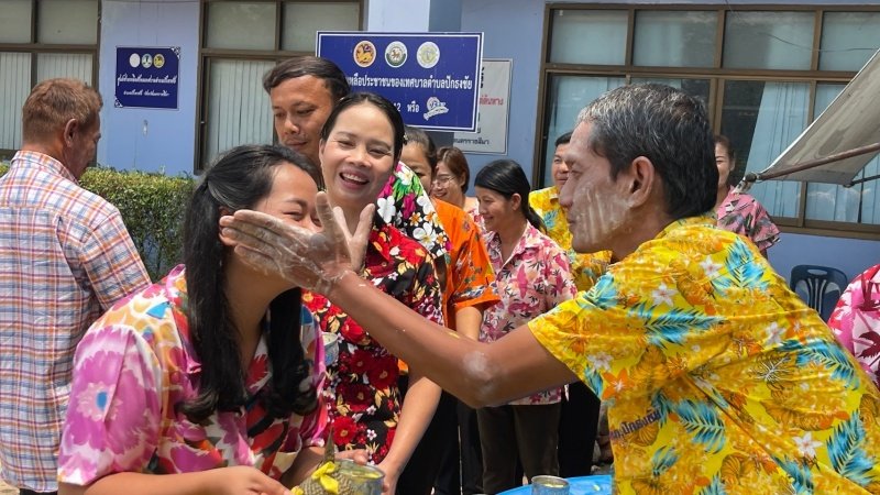 วันที่ 11 เมษายน 2567 เทศบาลตำบลปักธงชัย ได้จัดกิจกรรมรดน้ำดำหัว เพื่อเป็นการแสดงออกถึงความกตัญญูกตเวทีของผู้น้อยและขอขมาลาโทษที่ผู้น้อยอาจเคยล่วงเกินผู้ใหญ่ อีกทั้งเป็นการขอพรเพื่อความเป็นสิริมงคล ณ หอประชุมเทศบาลตำบลปักธงชัย