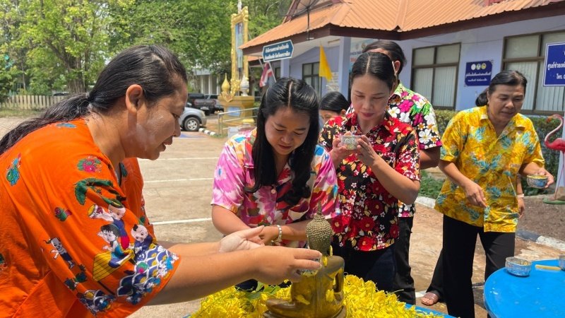 วันที่ 11 เมษายน 2567 เทศบาลตำบลปักธงชัย ได้จัดกิจกรรมรดน้ำดำหัว เพื่อเป็นการแสดงออกถึงความกตัญญูกตเวทีของผู้น้อยและขอขมาลาโทษที่ผู้น้อยอาจเคยล่วงเกินผู้ใหญ่ อีกทั้งเป็นการขอพรเพื่อความเป็นสิริมงคล ณ หอประชุมเทศบาลตำบลปักธงชัย