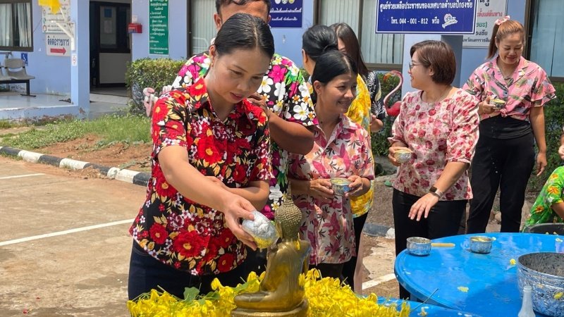 วันที่ 11 เมษายน 2567 เทศบาลตำบลปักธงชัย ได้จัดกิจกรรมรดน้ำดำหัว เพื่อเป็นการแสดงออกถึงความกตัญญูกตเวทีของผู้น้อยและขอขมาลาโทษที่ผู้น้อยอาจเคยล่วงเกินผู้ใหญ่ อีกทั้งเป็นการขอพรเพื่อความเป็นสิริมงคล ณ หอประชุมเทศบาลตำบลปักธงชัย