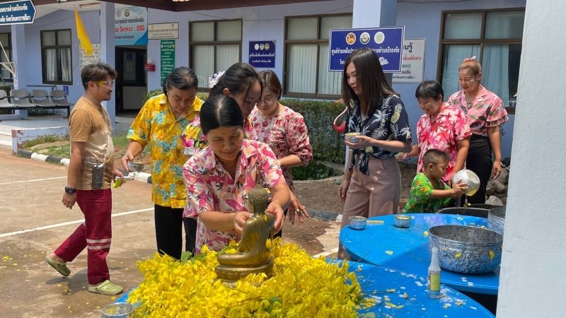 วันที่ 11 เมษายน 2567 เทศบาลตำบลปักธงชัย ได้จัดกิจกรรมรดน้ำดำหัว เพื่อเป็นการแสดงออกถึงความกตัญญูกตเวทีของผู้น้อยและขอขมาลาโทษที่ผู้น้อยอาจเคยล่วงเกินผู้ใหญ่ อีกทั้งเป็นการขอพรเพื่อความเป็นสิริมงคล ณ หอประชุมเทศบาลตำบลปักธงชัย