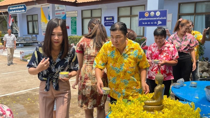 วันที่ 11 เมษายน 2567 เทศบาลตำบลปักธงชัย ได้จัดกิจกรรมรดน้ำดำหัว เพื่อเป็นการแสดงออกถึงความกตัญญูกตเวทีของผู้น้อยและขอขมาลาโทษที่ผู้น้อยอาจเคยล่วงเกินผู้ใหญ่ อีกทั้งเป็นการขอพรเพื่อความเป็นสิริมงคล ณ หอประชุมเทศบาลตำบลปักธงชัย