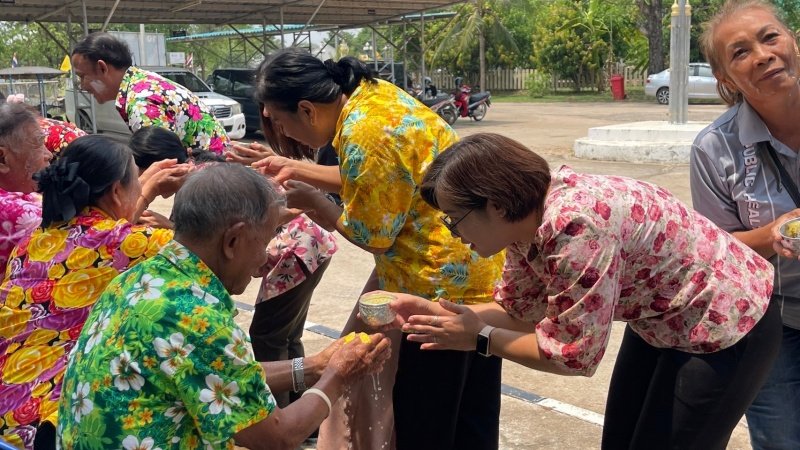 วันที่ 11 เมษายน 2567 เทศบาลตำบลปักธงชัย ได้จัดกิจกรรมรดน้ำดำหัว เพื่อเป็นการแสดงออกถึงความกตัญญูกตเวทีของผู้น้อยและขอขมาลาโทษที่ผู้น้อยอาจเคยล่วงเกินผู้ใหญ่ อีกทั้งเป็นการขอพรเพื่อความเป็นสิริมงคล ณ หอประชุมเทศบาลตำบลปักธงชัย