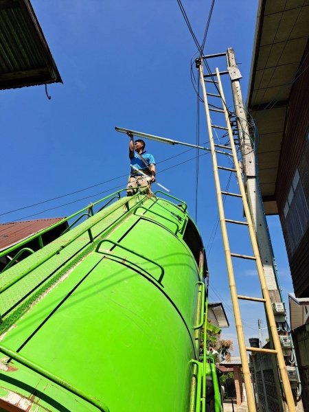 กองช่าง เทศบาลตำบลปักธงชัย ดำเนินการซ่อมแซมไฟฟ้าสาธารณะเพื่อแก้ไขปัญหาความเดือดร้อน ลดการเกิดอุบัติเหตุ ป้องกันเหตุร้ายในพื้นทีเทศบาลตำบลปักธงชัย ช่วงเดือนกรกฎาคม – กันยายน 2565