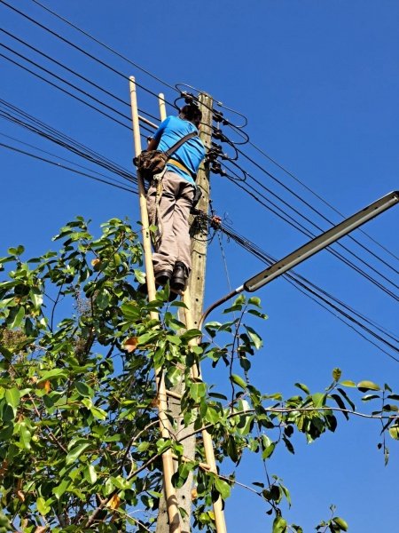 กองช่าง เทศบาลตำบลปักธงชัย ดำเนินการซ่อมแซมไฟฟ้าสาธารณะเพื่อแก้ไขปัญหาความเดือดร้อน ลดการเกิดอุบัติเหตุ ป้องกันเหตุร้ายในพื้นทีเทศบาลตำบลปักธงชัย ช่วงเดือนกรกฎาคม – กันยายน 2565