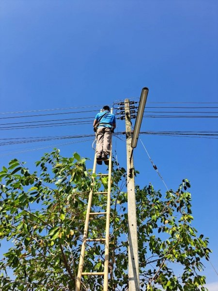 กองช่าง เทศบาลตำบลปักธงชัย ดำเนินการซ่อมแซมไฟฟ้าสาธารณะเพื่อแก้ไขปัญหาความเดือดร้อน ลดการเกิดอุบัติเหตุ ป้องกันเหตุร้ายในพื้นทีเทศบาลตำบลปักธงชัย ช่วงเดือนกรกฎาคม – กันยายน 2565