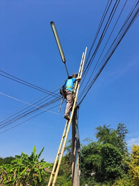 กองช่าง เทศบาลตำบลปักธงชัย ดำเนินการซ่อมแซมไฟฟ้าสาธารณะเพื่อแก้ไขปัญหาความเดือดร้อน ลดการเกิดอุบัติเหตุ ป้องกันเหตุร้ายในพื้นทีเทศบาลตำบลปักธงชัย ช่วงเดือนกรกฎาคม – กันยายน 2565