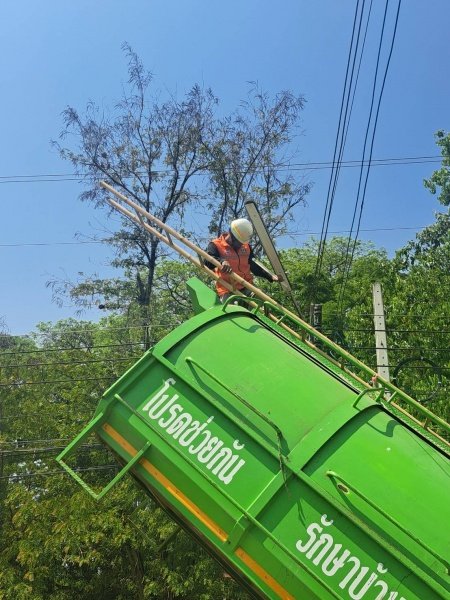 กองช่าง เทศบาลตำบลปักธงชัย ดำเนินการซ่อมแซมไฟฟ้าสาธารณะเพื่อแก้ไขปัญหาความเดือดร้อน ลดการเกิดอุบัติเหตุ ป้องกันเหตุร้ายในพื้นทีเทศบาลตำบลปักธงชัย ช่วงเดือนกรกฎาคม – กันยายน 2565