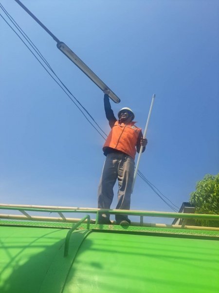 กองช่าง เทศบาลตำบลปักธงชัย ดำเนินการซ่อมแซมไฟฟ้าสาธารณะเพื่อแก้ไขปัญหาความเดือดร้อน ลดการเกิดอุบัติเหตุ ป้องกันเหตุร้ายในพื้นทีเทศบาลตำบลปักธงชัย ช่วงเดือนกรกฎาคม – กันยายน 2565