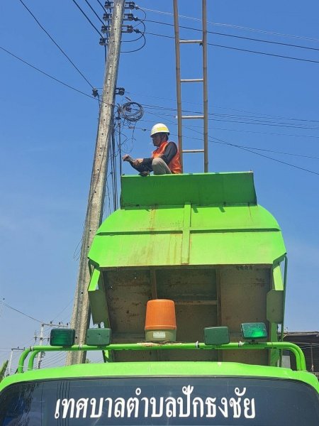 กองช่าง เทศบาลตำบลปักธงชัย ดำเนินการซ่อมแซมไฟฟ้าสาธารณะเพื่อแก้ไขปัญหาความเดือดร้อน ลดการเกิดอุบัติเหตุ ป้องกันเหตุร้ายในพื้นทีเทศบาลตำบลปักธงชัย ช่วงเดือนกรกฎาคม – กันยายน 2565