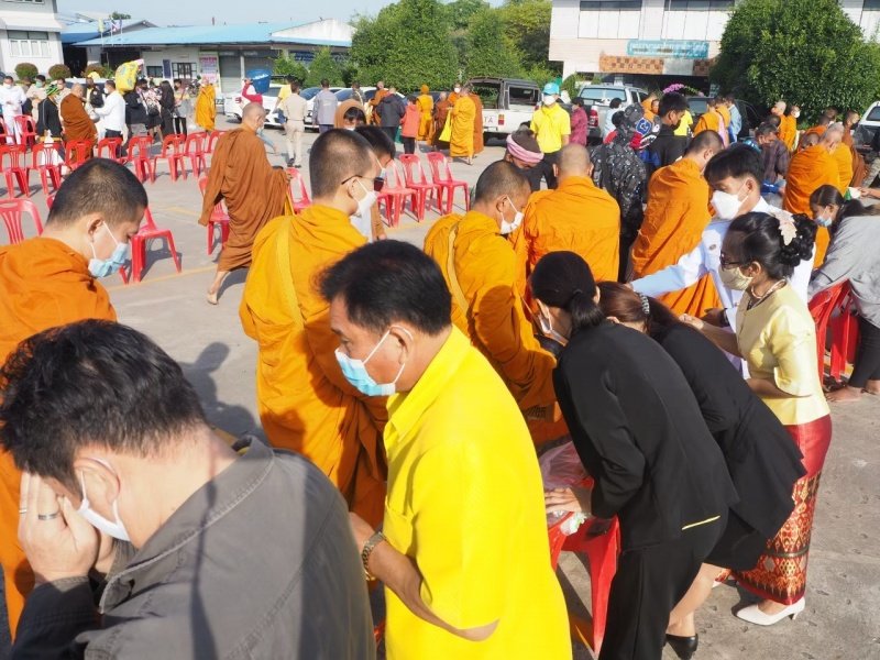 เทศบาลตำบลปักธงชัยร่วมกิจกรรมทำบุญตักบาตร ถวายเป็นพระราชกุศล วางพานพุ่มดอก และพิธีถวายบังคม เนื่องในวันคล้ายวันพระบรมราชสมภพ พระบาทสมเด็จพระบมชนกาธิเบศร มหาภูมิพลอดุลยเดชมหาราช บรมนาถบพิตร วันชาติ และวันพ่อแห่งชาติ 5 ธันวาคม 2564 ณ หอประชุมอำเภอปักธงชัย