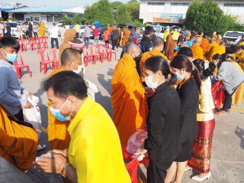 เทศบาลตำบลปักธงชัยร่วมกิจกรรมทำบุญตักบาตร ถวายเป็นพระราชกุศล วางพานพุ่มดอก และพิธีถวายบังคม เนื่องในวันคล้ายวันพระบรมราชสมภพ พระบาทสมเด็จพระบมชนกาธิเบศร มหาภูมิพลอดุลยเดชมหาราช บรมนาถบพิตร วันชาติ และวันพ่อแห่งชาติ 5 ธันวาคม 2564 ณ หอประชุมอำเภอปักธงชัย