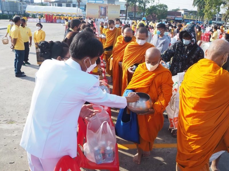 เทศบาลตำบลปักธงชัยร่วมกิจกรรมทำบุญตักบาตร ถวายเป็นพระราชกุศล วางพานพุ่มดอก และพิธีถวายบังคม เนื่องในวันคล้ายวันพระบรมราชสมภพ พระบาทสมเด็จพระบมชนกาธิเบศร มหาภูมิพลอดุลยเดชมหาราช บรมนาถบพิตร วันชาติ และวันพ่อแห่งชาติ 5 ธันวาคม 2564 ณ หอประชุมอำเภอปักธงชัย