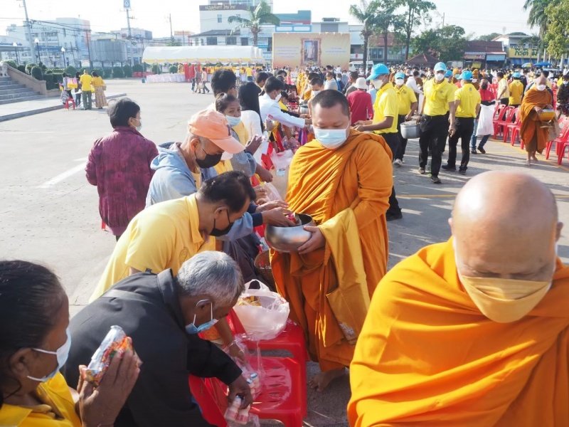 เทศบาลตำบลปักธงชัยร่วมกิจกรรมทำบุญตักบาตร ถวายเป็นพระราชกุศล วางพานพุ่มดอก และพิธีถวายบังคม เนื่องในวันคล้ายวันพระบรมราชสมภพ พระบาทสมเด็จพระบมชนกาธิเบศร มหาภูมิพลอดุลยเดชมหาราช บรมนาถบพิตร วันชาติ และวันพ่อแห่งชาติ 5 ธันวาคม 2564 ณ หอประชุมอำเภอปักธงชัย