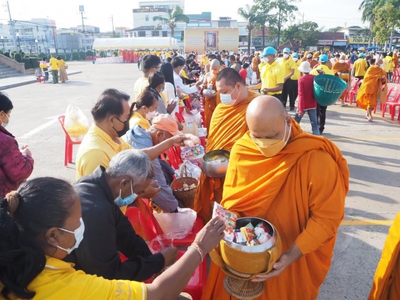 เทศบาลตำบลปักธงชัยร่วมกิจกรรมทำบุญตักบาตร ถวายเป็นพระราชกุศล วางพานพุ่มดอก และพิธีถวายบังคม เนื่องในวันคล้ายวันพระบรมราชสมภพ พระบาทสมเด็จพระบมชนกาธิเบศร มหาภูมิพลอดุลยเดชมหาราช บรมนาถบพิตร วันชาติ และวันพ่อแห่งชาติ 5 ธันวาคม 2564 ณ หอประชุมอำเภอปักธงชัย