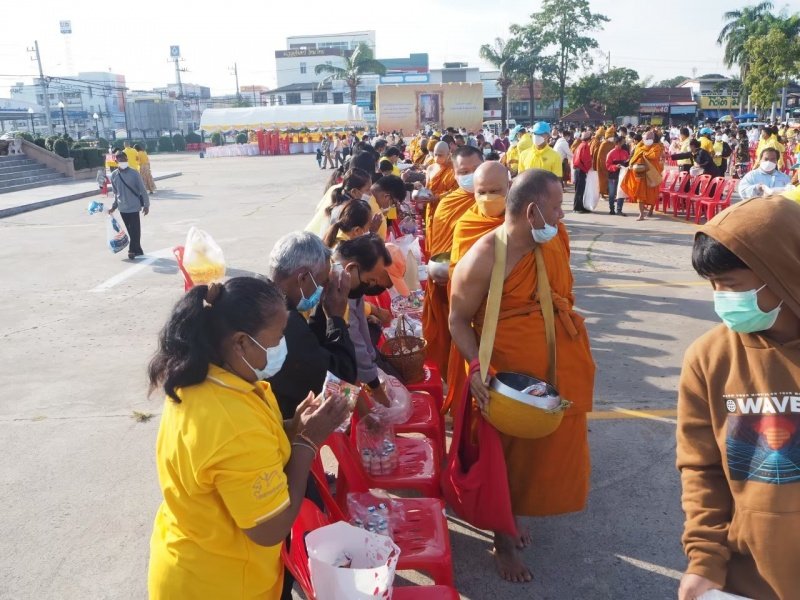 เทศบาลตำบลปักธงชัยร่วมกิจกรรมทำบุญตักบาตร ถวายเป็นพระราชกุศล วางพานพุ่มดอก และพิธีถวายบังคม เนื่องในวันคล้ายวันพระบรมราชสมภพ พระบาทสมเด็จพระบมชนกาธิเบศร มหาภูมิพลอดุลยเดชมหาราช บรมนาถบพิตร วันชาติ และวันพ่อแห่งชาติ 5 ธันวาคม 2564 ณ หอประชุมอำเภอปักธงชัย