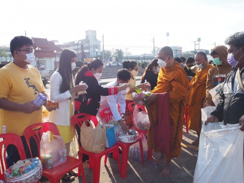 เทศบาลตำบลปักธงชัยร่วมกิจกรรมทำบุญตักบาตร ถวายเป็นพระราชกุศล วางพานพุ่มดอก และพิธีถวายบังคม เนื่องในวันคล้ายวันพระบรมราชสมภพ พระบาทสมเด็จพระบมชนกาธิเบศร มหาภูมิพลอดุลยเดชมหาราช บรมนาถบพิตร วันชาติ และวันพ่อแห่งชาติ 5 ธันวาคม 2564 ณ หอประชุมอำเภอปักธงชัย