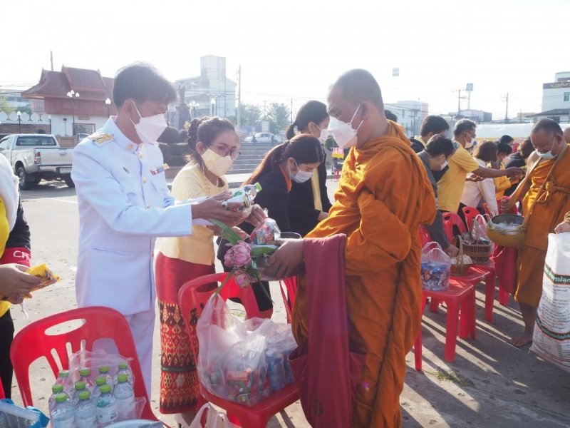 เทศบาลตำบลปักธงชัยร่วมกิจกรรมทำบุญตักบาตร ถวายเป็นพระราชกุศล วางพานพุ่มดอก และพิธีถวายบังคม เนื่องในวันคล้ายวันพระบรมราชสมภพ พระบาทสมเด็จพระบมชนกาธิเบศร มหาภูมิพลอดุลยเดชมหาราช บรมนาถบพิตร วันชาติ และวันพ่อแห่งชาติ 5 ธันวาคม 2564 ณ หอประชุมอำเภอปักธงชัย