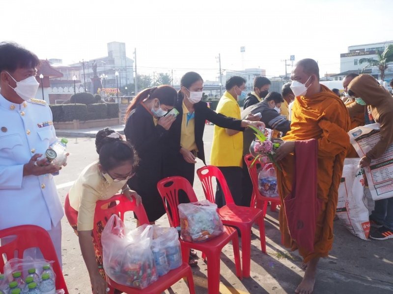 เทศบาลตำบลปักธงชัยร่วมกิจกรรมทำบุญตักบาตร ถวายเป็นพระราชกุศล วางพานพุ่มดอก และพิธีถวายบังคม เนื่องในวันคล้ายวันพระบรมราชสมภพ พระบาทสมเด็จพระบมชนกาธิเบศร มหาภูมิพลอดุลยเดชมหาราช บรมนาถบพิตร วันชาติ และวันพ่อแห่งชาติ 5 ธันวาคม 2564 ณ หอประชุมอำเภอปักธงชัย