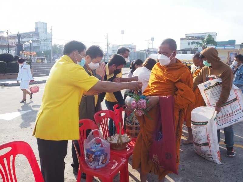 เทศบาลตำบลปักธงชัยร่วมกิจกรรมทำบุญตักบาตร ถวายเป็นพระราชกุศล วางพานพุ่มดอก และพิธีถวายบังคม เนื่องในวันคล้ายวันพระบรมราชสมภพ พระบาทสมเด็จพระบมชนกาธิเบศร มหาภูมิพลอดุลยเดชมหาราช บรมนาถบพิตร วันชาติ และวันพ่อแห่งชาติ 5 ธันวาคม 2564 ณ หอประชุมอำเภอปักธงชัย