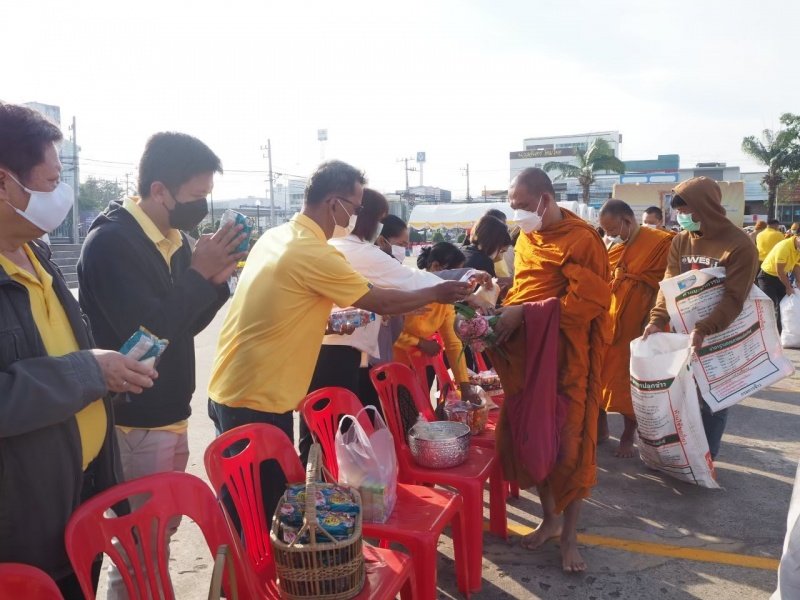 เทศบาลตำบลปักธงชัยร่วมกิจกรรมทำบุญตักบาตร ถวายเป็นพระราชกุศล วางพานพุ่มดอก และพิธีถวายบังคม เนื่องในวันคล้ายวันพระบรมราชสมภพ พระบาทสมเด็จพระบมชนกาธิเบศร มหาภูมิพลอดุลยเดชมหาราช บรมนาถบพิตร วันชาติ และวันพ่อแห่งชาติ 5 ธันวาคม 2564 ณ หอประชุมอำเภอปักธงชัย