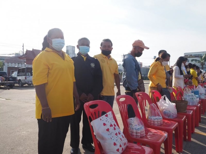 เทศบาลตำบลปักธงชัยร่วมกิจกรรมทำบุญตักบาตร ถวายเป็นพระราชกุศล วางพานพุ่มดอก และพิธีถวายบังคม เนื่องในวันคล้ายวันพระบรมราชสมภพ พระบาทสมเด็จพระบมชนกาธิเบศร มหาภูมิพลอดุลยเดชมหาราช บรมนาถบพิตร วันชาติ และวันพ่อแห่งชาติ 5 ธันวาคม 2564 ณ หอประชุมอำเภอปักธงชัย