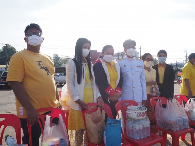 เทศบาลตำบลปักธงชัยร่วมกิจกรรมทำบุญตักบาตร ถวายเป็นพระราชกุศล วางพานพุ่มดอก และพิธีถวายบังคม เนื่องในวันคล้ายวันพระบรมราชสมภพ พระบาทสมเด็จพระบมชนกาธิเบศร มหาภูมิพลอดุลยเดชมหาราช บรมนาถบพิตร วันชาติ และวันพ่อแห่งชาติ 5 ธันวาคม 2564 ณ หอประชุมอำเภอปักธงชัย