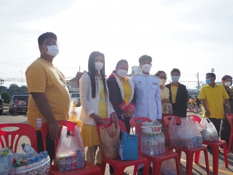 เทศบาลตำบลปักธงชัยร่วมกิจกรรมทำบุญตักบาตร ถวายเป็นพระราชกุศล วางพานพุ่มดอก และพิธีถวายบังคม เนื่องในวันคล้ายวันพระบรมราชสมภพ พระบาทสมเด็จพระบมชนกาธิเบศร มหาภูมิพลอดุลยเดชมหาราช บรมนาถบพิตร วันชาติ และวันพ่อแห่งชาติ 5 ธันวาคม 2564 ณ หอประชุมอำเภอปักธงชัย