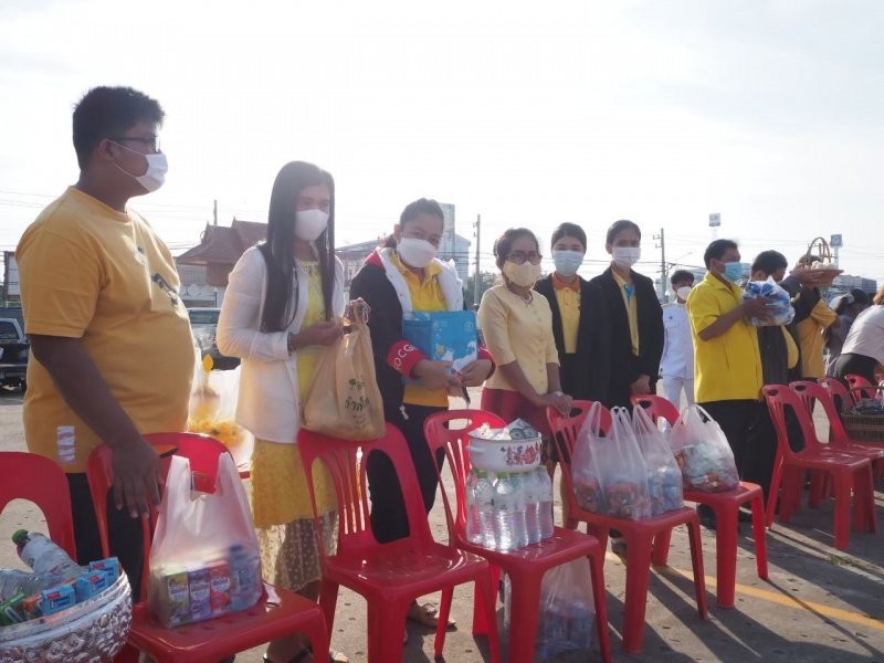 เทศบาลตำบลปักธงชัยร่วมกิจกรรมทำบุญตักบาตร ถวายเป็นพระราชกุศล วางพานพุ่มดอก และพิธีถวายบังคม เนื่องในวันคล้ายวันพระบรมราชสมภพ พระบาทสมเด็จพระบมชนกาธิเบศร มหาภูมิพลอดุลยเดชมหาราช บรมนาถบพิตร วันชาติ และวันพ่อแห่งชาติ 5 ธันวาคม 2564 ณ หอประชุมอำเภอปักธงชัย