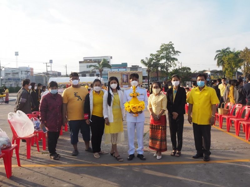 เทศบาลตำบลปักธงชัยร่วมกิจกรรมทำบุญตักบาตร ถวายเป็นพระราชกุศล วางพานพุ่มดอก และพิธีถวายบังคม เนื่องในวันคล้ายวันพระบรมราชสมภพ พระบาทสมเด็จพระบมชนกาธิเบศร มหาภูมิพลอดุลยเดชมหาราช บรมนาถบพิตร วันชาติ และวันพ่อแห่งชาติ 5 ธันวาคม 2564 ณ หอประชุมอำเภอปักธงชัย