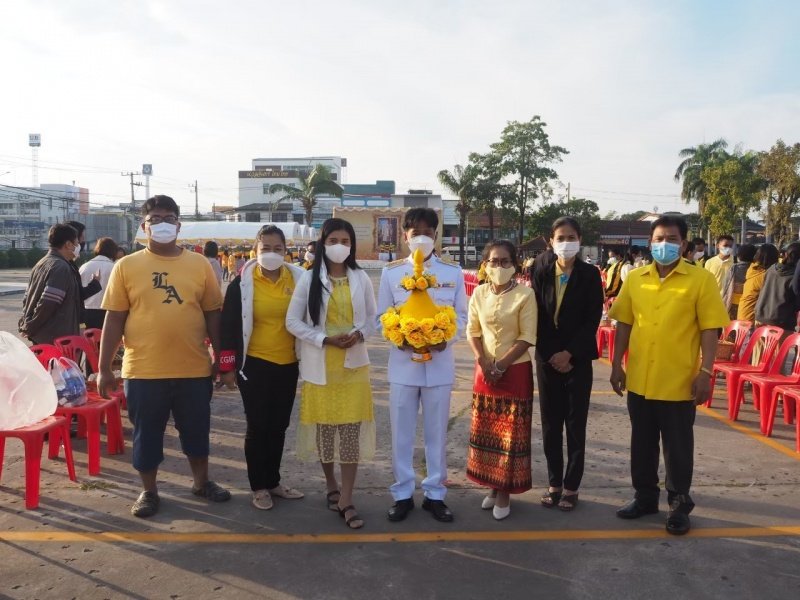 เทศบาลตำบลปักธงชัยร่วมกิจกรรมทำบุญตักบาตร ถวายเป็นพระราชกุศล วางพานพุ่มดอก และพิธีถวายบังคม เนื่องในวันคล้ายวันพระบรมราชสมภพ พระบาทสมเด็จพระบมชนกาธิเบศร มหาภูมิพลอดุลยเดชมหาราช บรมนาถบพิตร วันชาติ และวันพ่อแห่งชาติ 5 ธันวาคม 2564 ณ หอประชุมอำเภอปักธงชัย