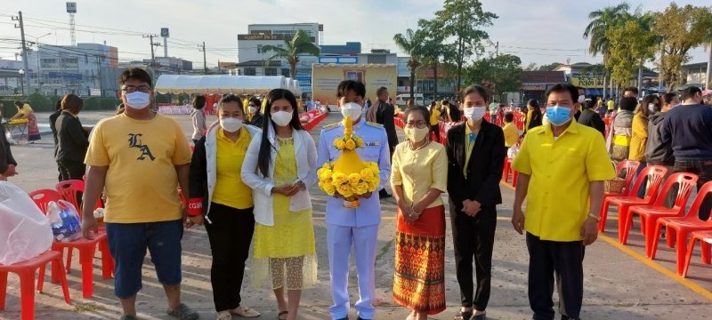 เทศบาลตำบลปักธงชัยร่วมกิจกรรมทำบุญตักบาตร ถวายเป็นพระราชกุศล วางพานพุ่มดอก และพิธีถวายบังคม เนื่องในวันคล้ายวันพระบรมราชสมภพ พระบาทสมเด็จพระบมชนกาธิเบศร มหาภูมิพลอดุลยเดชมหาราช บรมนาถบพิตร วันชาติ และวันพ่อแห่งชาติ 5 ธันวาคม 2564 ณ หอประชุมอำเภอปักธงชัย