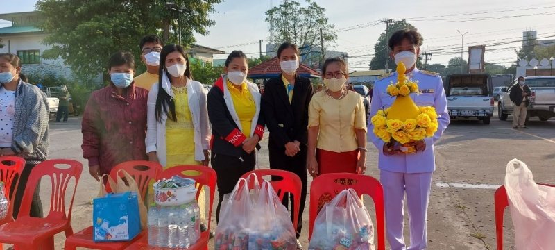 เทศบาลตำบลปักธงชัยร่วมกิจกรรมทำบุญตักบาตร ถวายเป็นพระราชกุศล วางพานพุ่มดอก และพิธีถวายบังคม เนื่องในวันคล้ายวันพระบรมราชสมภพ พระบาทสมเด็จพระบมชนกาธิเบศร มหาภูมิพลอดุลยเดชมหาราช บรมนาถบพิตร วันชาติ และวันพ่อแห่งชาติ 5 ธันวาคม 2564 ณ หอประชุมอำเภอปักธงชัย