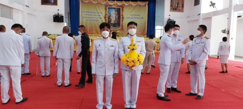 เทศบาลตำบลปักธงชัยร่วมกิจกรรมทำบุญตักบาตร ถวายเป็นพระราชกุศล วางพานพุ่มดอก และพิธีถวายบังคม เนื่องในวันคล้ายวันพระบรมราชสมภพ พระบาทสมเด็จพระบมชนกาธิเบศร มหาภูมิพลอดุลยเดชมหาราช บรมนาถบพิตร วันชาติ และวันพ่อแห่งชาติ 5 ธันวาคม 2564 ณ หอประชุมอำเภอปักธงชัย