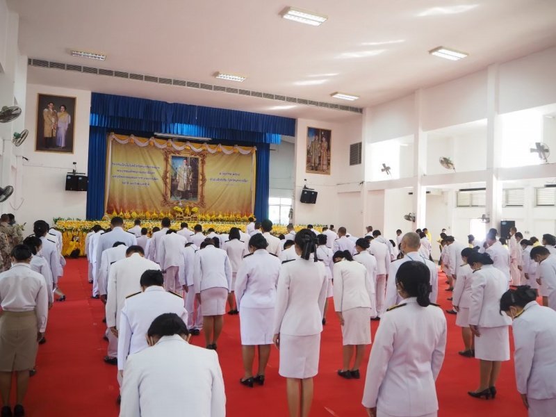 เทศบาลตำบลปักธงชัยร่วมกิจกรรมทำบุญตักบาตร ถวายเป็นพระราชกุศล วางพานพุ่มดอก และพิธีถวายบังคม เนื่องในวันคล้ายวันพระบรมราชสมภพ พระบาทสมเด็จพระบมชนกาธิเบศร มหาภูมิพลอดุลยเดชมหาราช บรมนาถบพิตร วันชาติ และวันพ่อแห่งชาติ 5 ธันวาคม 2564 ณ หอประชุมอำเภอปักธงชัย