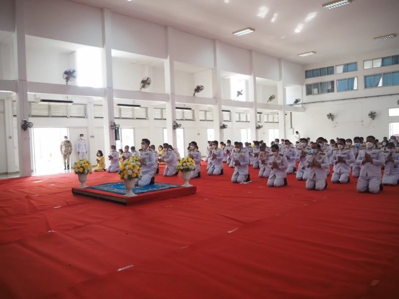 เทศบาลตำบลปักธงชัยร่วมกิจกรรมทำบุญตักบาตร ถวายเป็นพระราชกุศล วางพานพุ่มดอก และพิธีถวายบังคม เนื่องในวันคล้ายวันพระบรมราชสมภพ พระบาทสมเด็จพระบมชนกาธิเบศร มหาภูมิพลอดุลยเดชมหาราช บรมนาถบพิตร วันชาติ และวันพ่อแห่งชาติ 5 ธันวาคม 2564 ณ หอประชุมอำเภอปักธงชัย